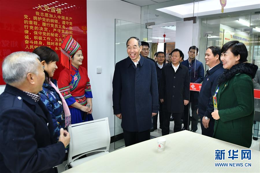 (时政)尤权率中央代表团三分团在梧州看望慰问各族各界干部群众