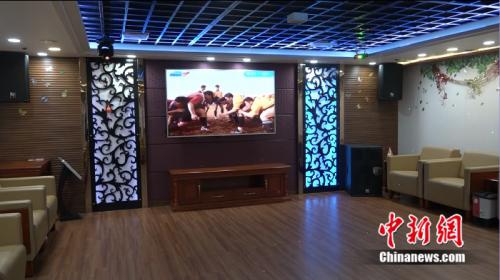 远望7号上共有三个健身房,一个篮球馆,一个游泳池,一个KTV,和一个电影放映厅。图为可作KTV的娱乐室。 温孟馨 摄 点击进入下一页