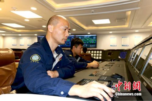 孟海辉在远望7号轮机部中央集控室值班。 宋东瑞 摄 点击进入下一页