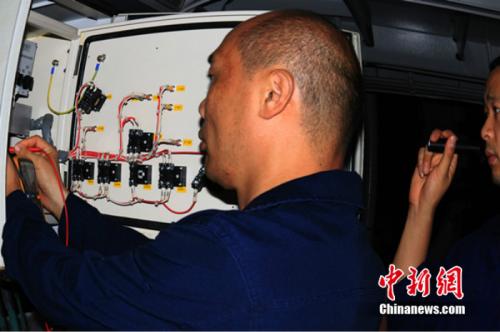 孟海辉工作起来忘我投入,十分敬业。 宋东瑞 摄 点击进入下一页