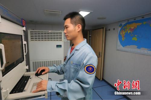 图为远望7号气象预报员在操作气象仪器,如今远望7号船气象预测十分准确,能够准确地避开此类危险气象。 韩帅 摄 点击进入下一页