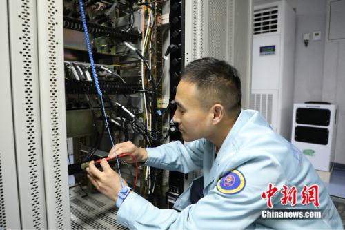 李红民在远望7号船上工作,远望7号上的许多工程师都来自远望2号。 焦会周 摄 点击进入下一页