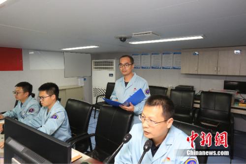 李仁龙(右二)在远望7号测控机房工作,相比过去的老船,远望7号航行十分平稳。 韩帅 摄 点击进入下一页