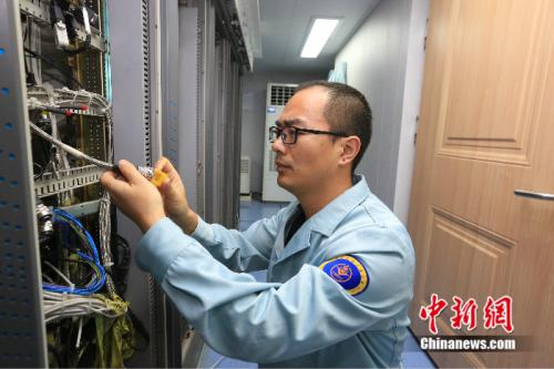 测控设备的线缆十分重要,即使如今远望7号上已没有老鼠作乱,李仁龙仍要经常对它们进行检查。 韩帅 摄 点击进入下一页
