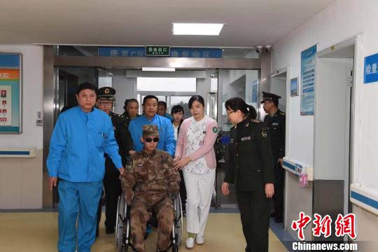 “掃雷英雄”杜富國轉入陸軍軍醫大學西南醫院接受治療
