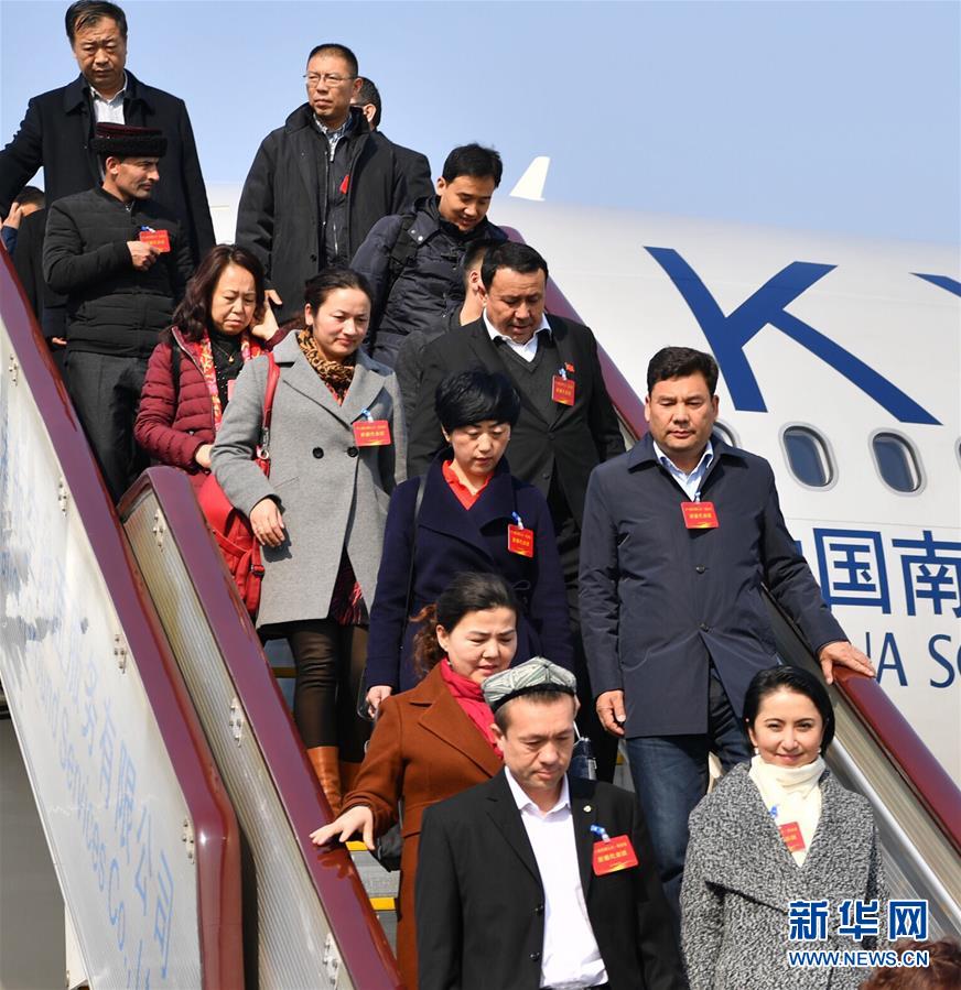 （两会）新疆代表团抵京
