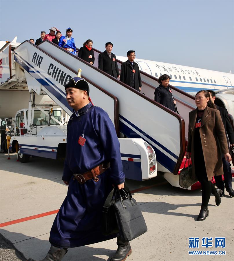 （两会）（1）内蒙古代表团抵京