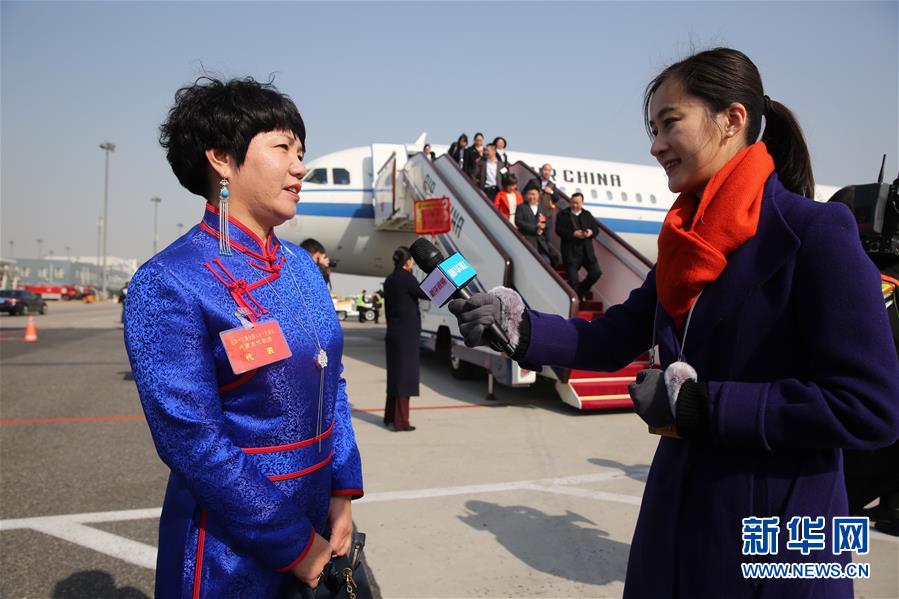 （两会）（2）内蒙古代表团抵京