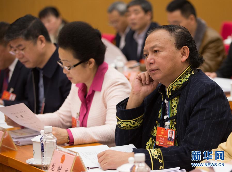 （两会&middot;基层代表履职故事）（3）全国人大代表龙献文：幸福都是奋斗出来的!