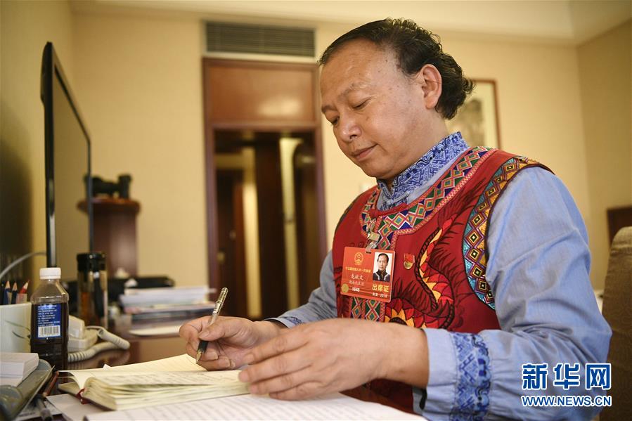 （两会&middot;基层代表履职故事）（5）全国人大代表龙献文：幸福都是奋斗出来的!