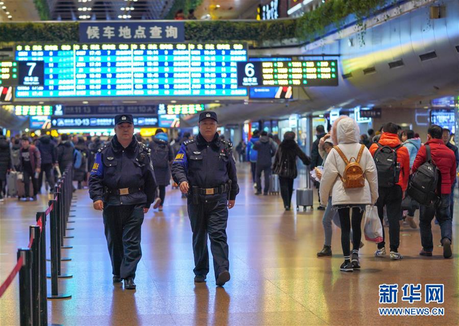 （社会）（2）北京铁警全员上岗保平安