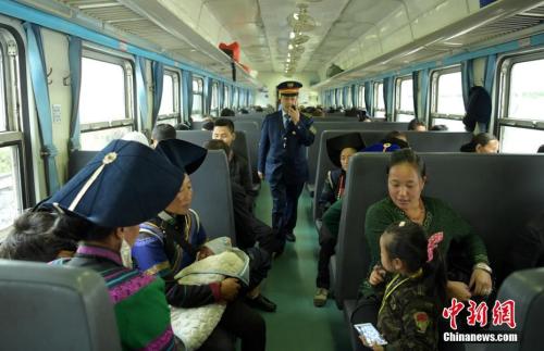 资料图：公益性“绿皮慢火车”，穿行在四川大凉山深处 刘忠俊 摄