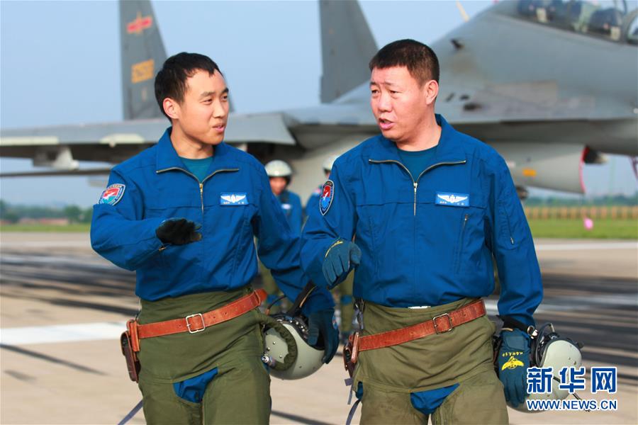(新华全媒头条·图文互动)(3)战鹰,为祖国奋飞——记空军航空兵某旅旅长、特级飞行员郝井文