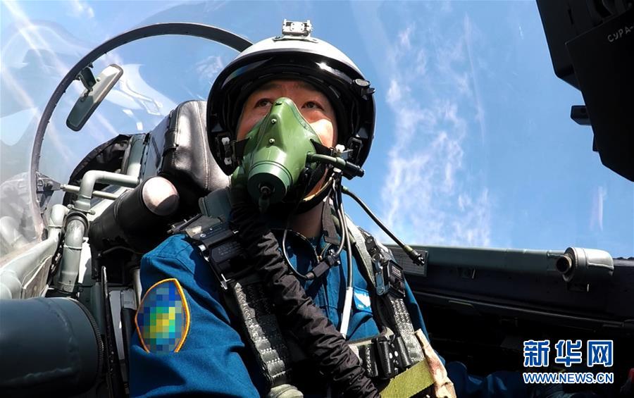 (新华全媒头条·图文互动)(6)战鹰,为祖国奋飞——记空军航空兵某旅旅长、特级飞行员郝井文