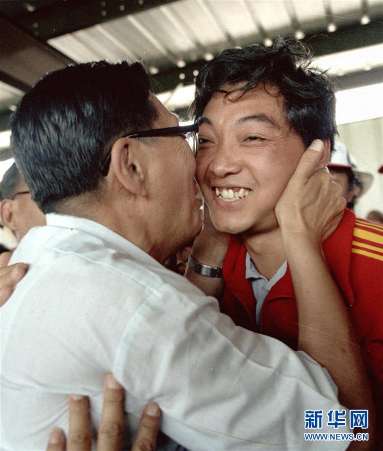 （改革先锋风采&middot;图文互动）（3）展现团结一致的拼搏精神&mdash;&mdash;记我国首位奥运冠军许海峰