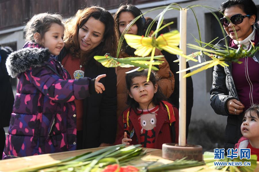 （社会）（1）外国友人在中国乡村体验民俗
