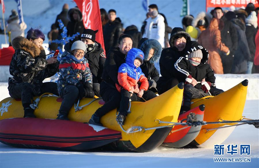 （社会）（1）&ldquo;酷爽&rdquo;松花江 冰雪欢乐多