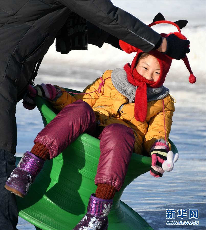 （社会）（4）&ldquo;酷爽&rdquo;松花江 冰雪欢乐多