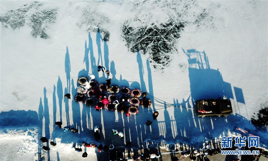 （社会）（5）&ldquo;酷爽&rdquo;松花江 冰雪欢乐多