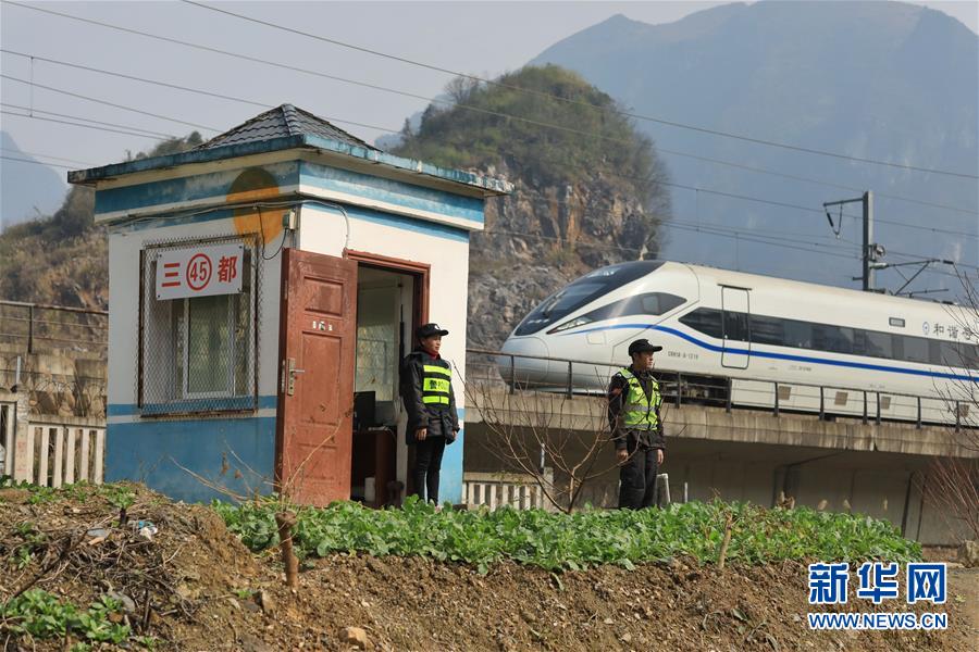 （图片故事）（2）住在春运线路上的&ldquo;平安&rdquo;夫妻档