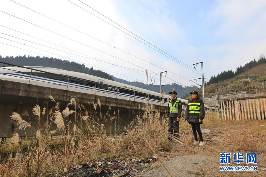 （图片故事）（5）住在春运线路上的&ldquo;平安&rdquo;夫妻档