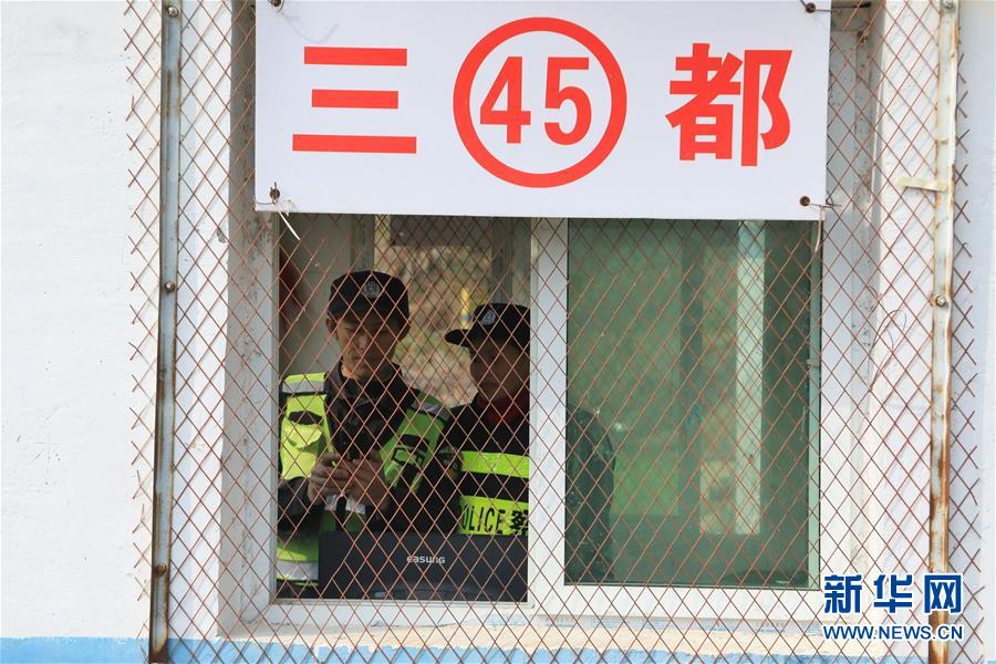 （图片故事）（6）住在春运线路上的&ldquo;平安&rdquo;夫妻档