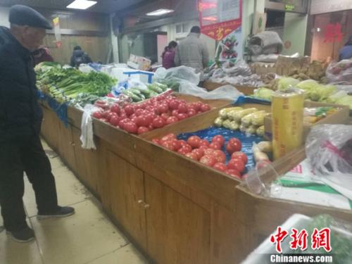 图为北京一家社区超市里的菜摊。谢艺观 摄