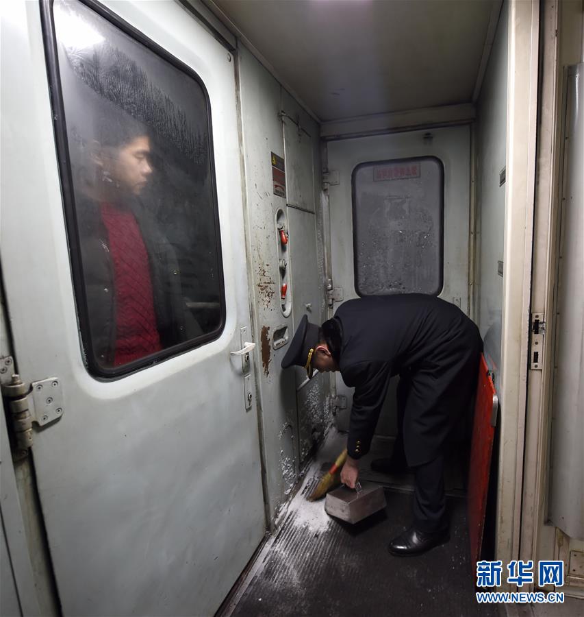 （新春走基层）（5）雪国列车&mdash;&mdash;东北&ldquo;绿皮车&rdquo;的温暖旅途