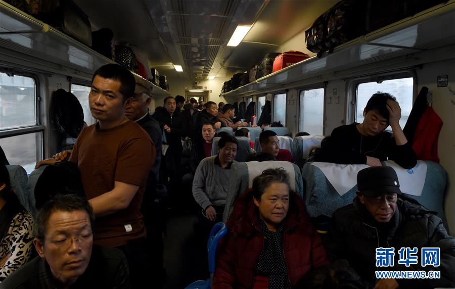 （新春走基层）（7）雪国列车&mdash;&mdash;东北&ldquo;绿皮车&rdquo;的温暖旅途