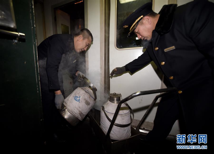 （新春走基层）（8）雪国列车&mdash;&mdash;东北&ldquo;绿皮车&rdquo;的温暖旅途