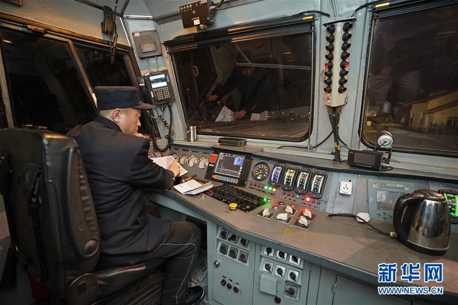 （新春走基层）（9）雪国列车&mdash;&mdash;东北&ldquo;绿皮车&rdquo;的温暖旅途