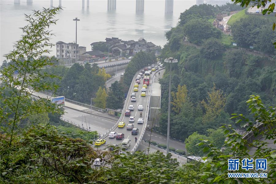 (在习近平新时代中国特色社会主义思想指引下——新时代新作为新篇章·图文互动)(9)激活新动能 崛起新高地 塑造山水城——重庆推动高质量发展观察