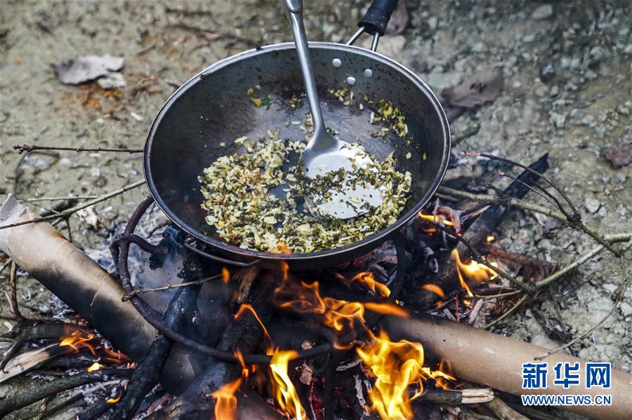 (新春走基层)(19)重庆黔江:土家三老汉 一台“扶贫戏”