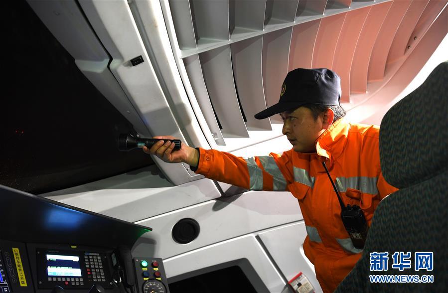 （关注春运&middot;图片故事）（1）&ldquo;蜗牛&rdquo;动车司机的春运之夜