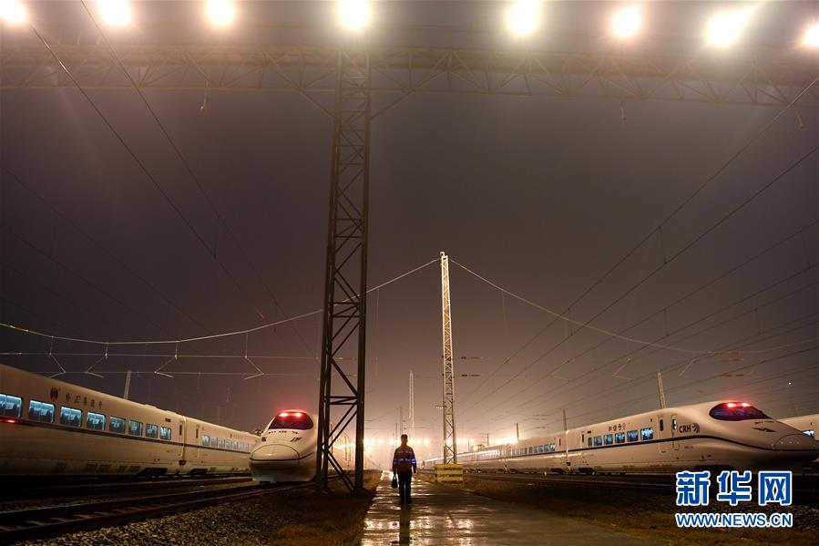 （关注春运&middot;图片故事）（2）&ldquo;蜗牛&rdquo;动车司机的春运之夜