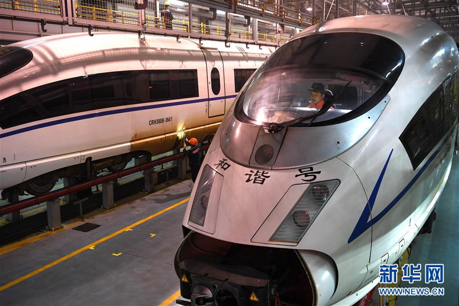 （关注春运&middot;图片故事）（3）&ldquo;蜗牛&rdquo;动车司机的春运之夜