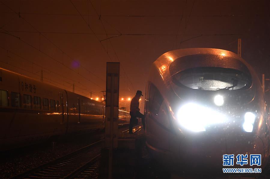 （关注春运&middot;图片故事）（4）&ldquo;蜗牛&rdquo;动车司机的春运之夜