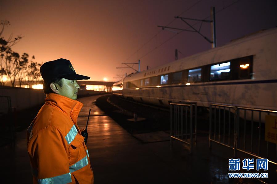 （关注春运&middot;图片故事）（7）&ldquo;蜗牛&rdquo;动车司机的春运之夜