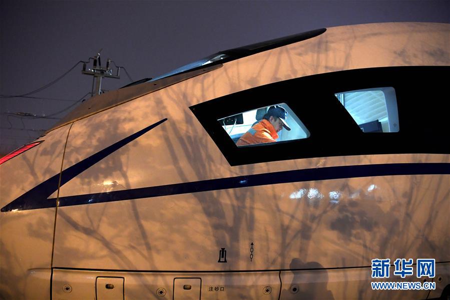 （关注春运&middot;图片故事）（9）&ldquo;蜗牛&rdquo;动车司机的春运之夜