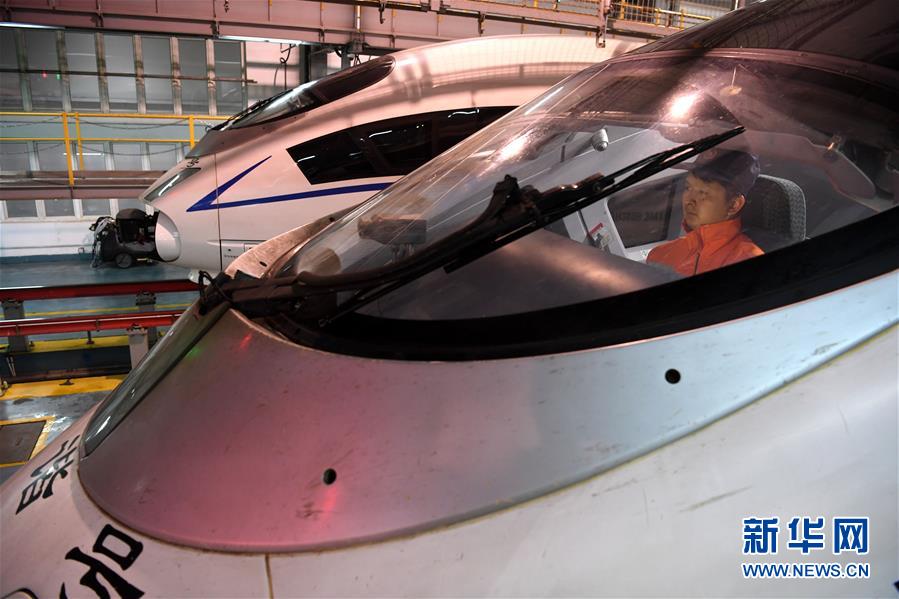 （关注春运&middot;图片故事）（11）&ldquo;蜗牛&rdquo;动车司机的春运之夜