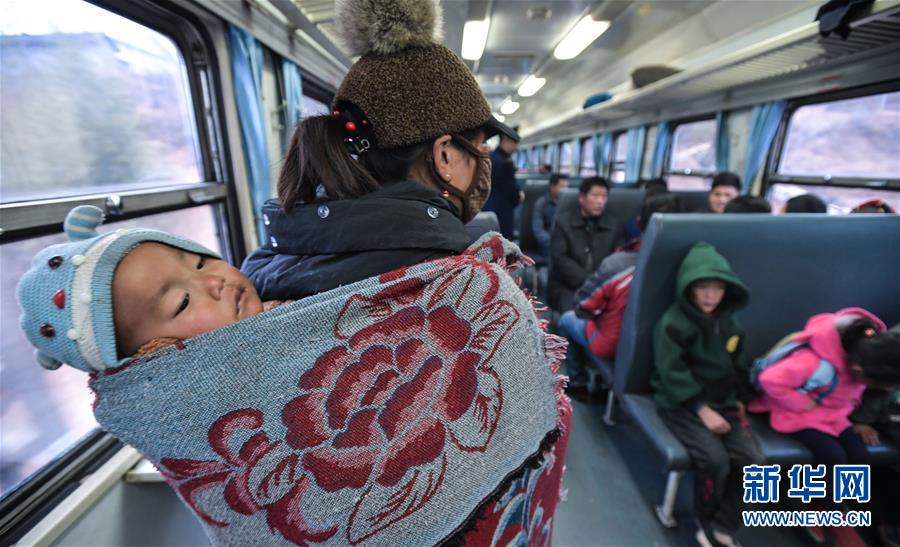 （新春走基层）（1）大凉山彝族群众身边的&ldquo;扶贫列车&rdquo;