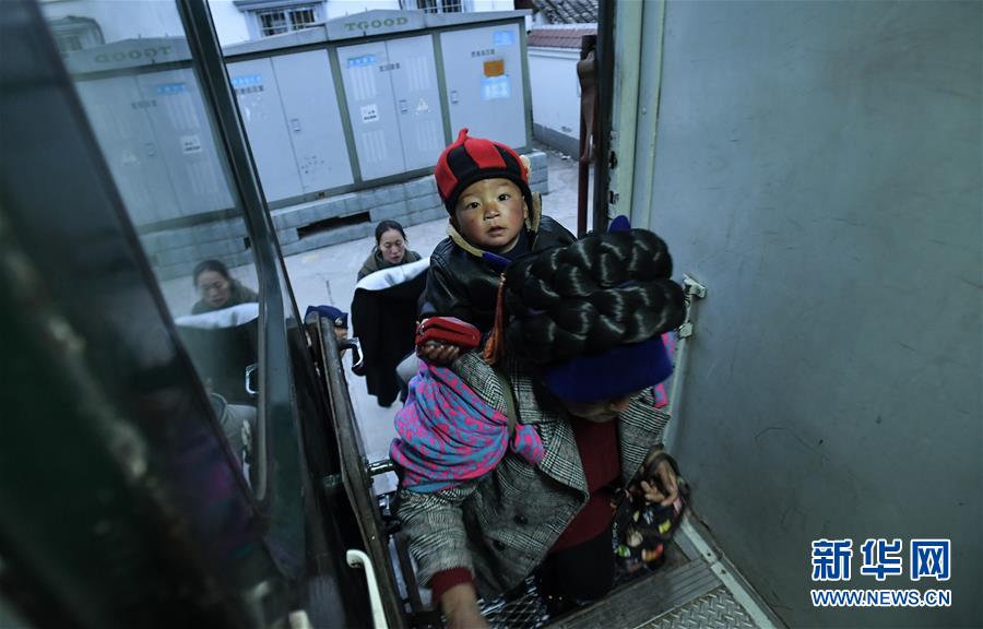 （新春走基层）（2）大凉山彝族群众身边的&ldquo;扶贫列车&rdquo;