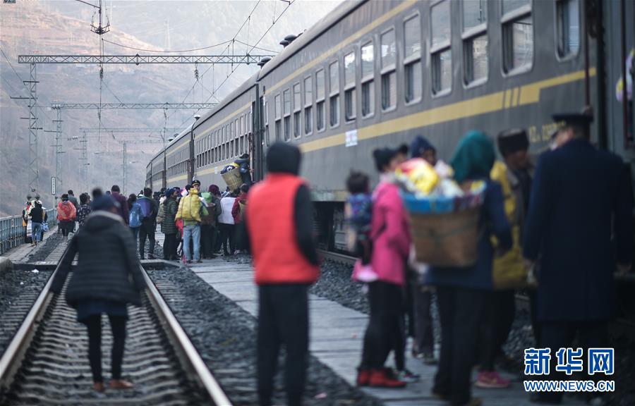 （新春走基层）（5）大凉山彝族群众身边的&ldquo;扶贫列车&rdquo;