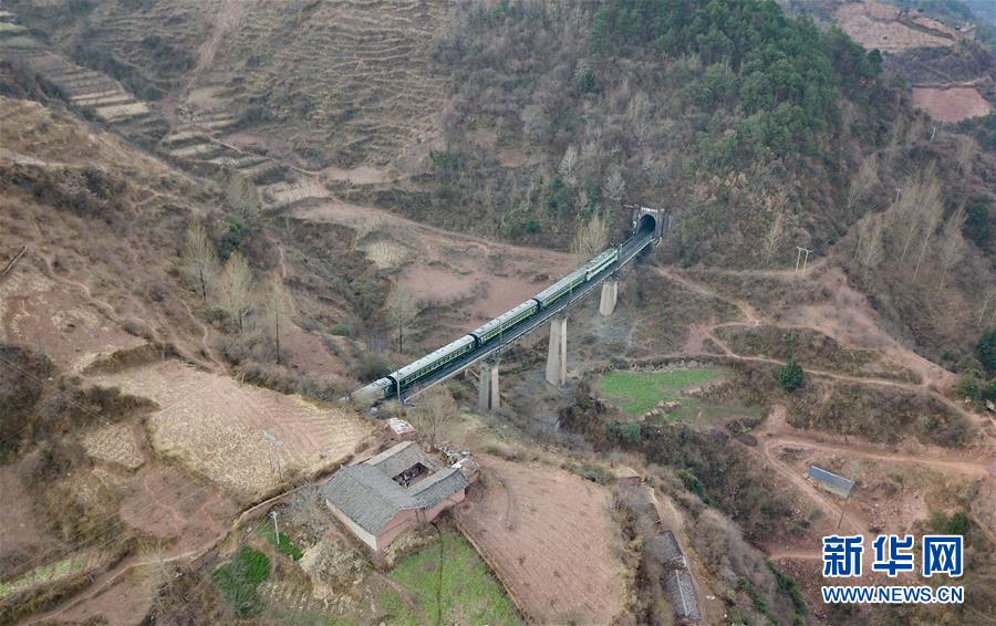 （新春走基层）（9）大凉山彝族群众身边的&ldquo;扶贫列车&rdquo;