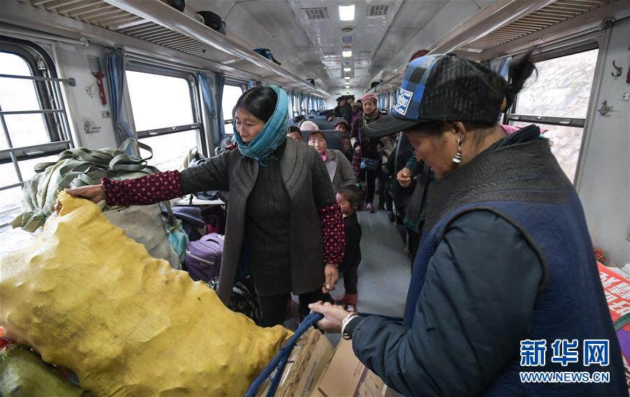 （新春走基层）（10）大凉山彝族群众身边的&ldquo;扶贫列车&rdquo;