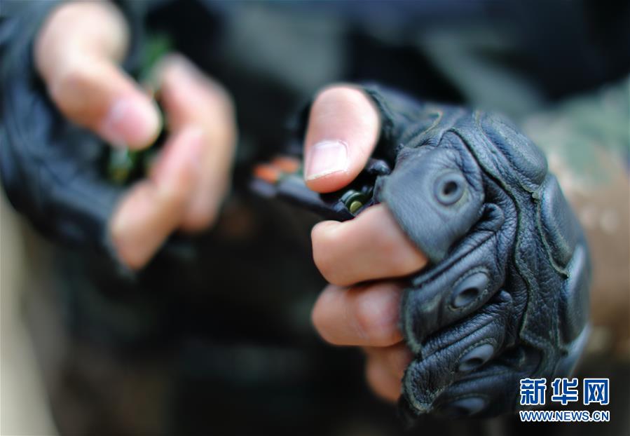 (新春走基层·图文互动)(2)实战化的“味道”——走进武警雪豹突击队