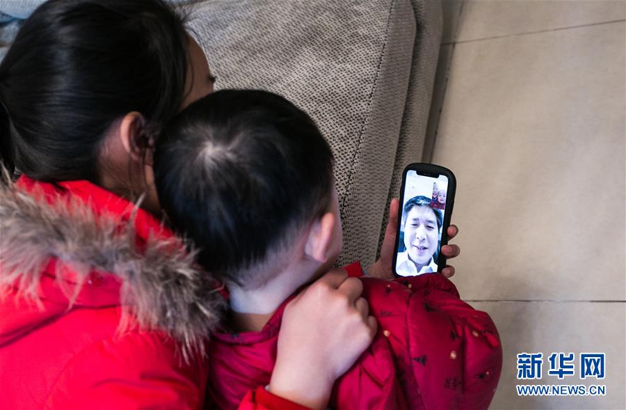 （新春走基层·图文互动）（2）车站，懂得大海的浪漫——“一带一路”夫妻的春节连线