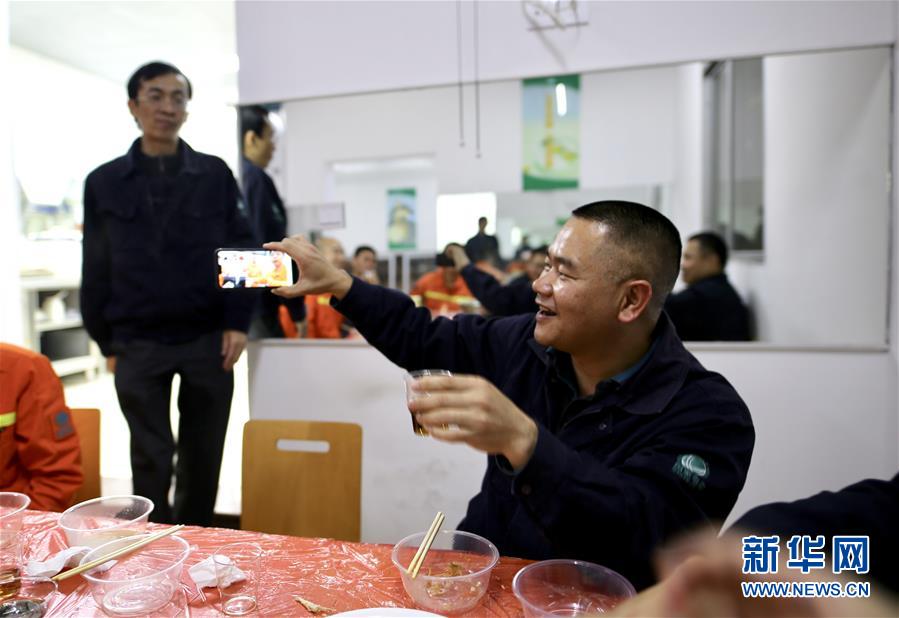 (新春走基层·图文互动)(2)老杨20多年除夕夜的坚守