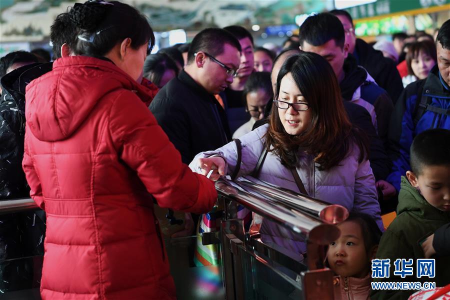 （关注春运）（2）多地迎来返程客流高峰