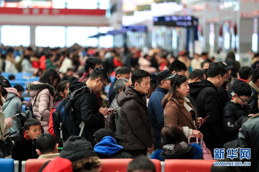 （关注春运）（8）多地迎来返程客流高峰